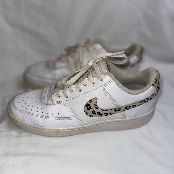 Nike women’s Court Vision Low sneakers in white with a leopard print swoosh - Picture 1 of 6